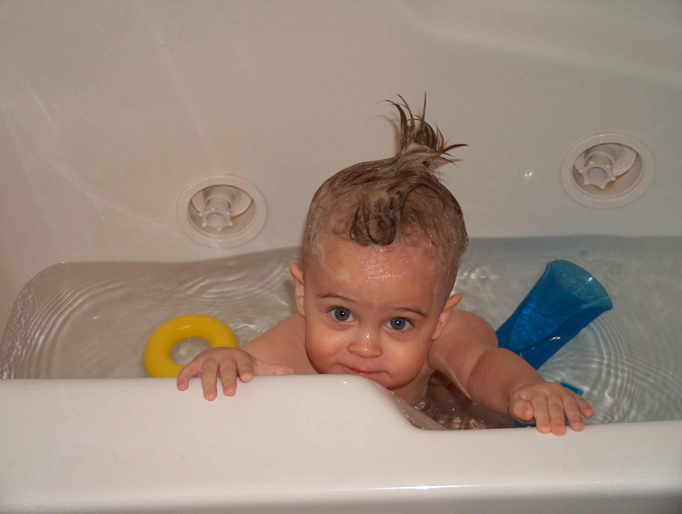 Peeking outta the tub